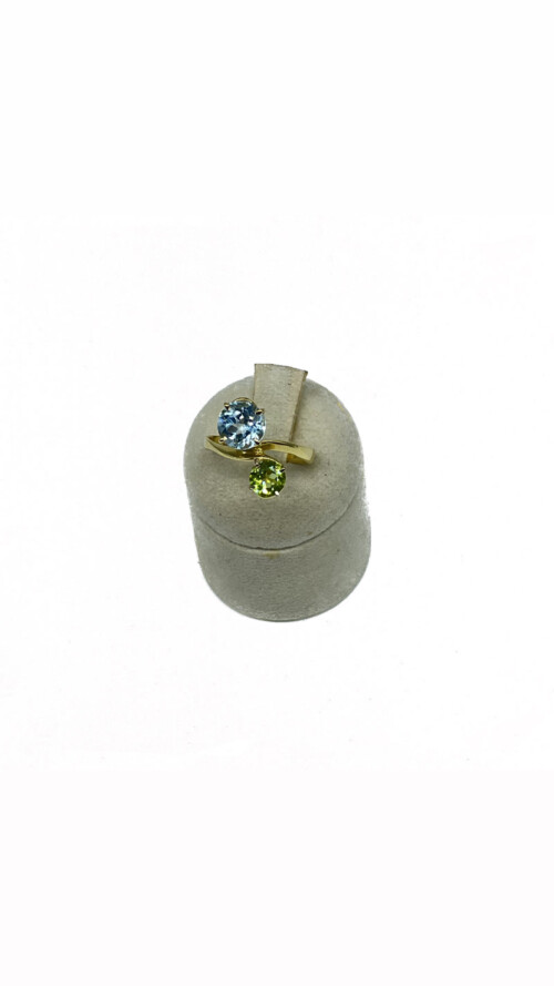 ANELLO IN ORO CON TOPAZIO AZZURRO E PERIDOTO - immagine 3